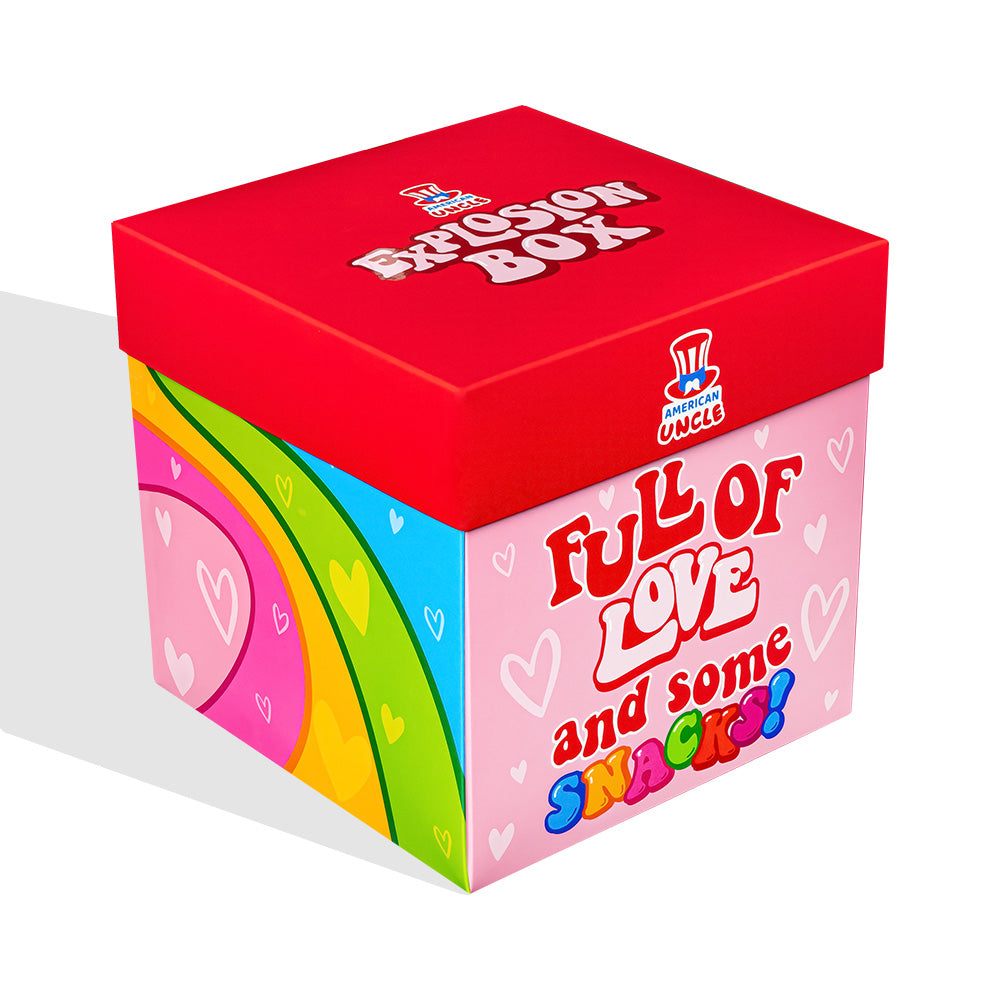 Lato box rosa con scritta "Full of Love and some snacks!"
