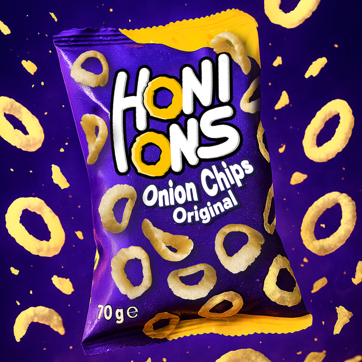 Confezione da 70g di anelli di cipolla Honions Onion Rings, foto ambientata con pacchetto tra patatine