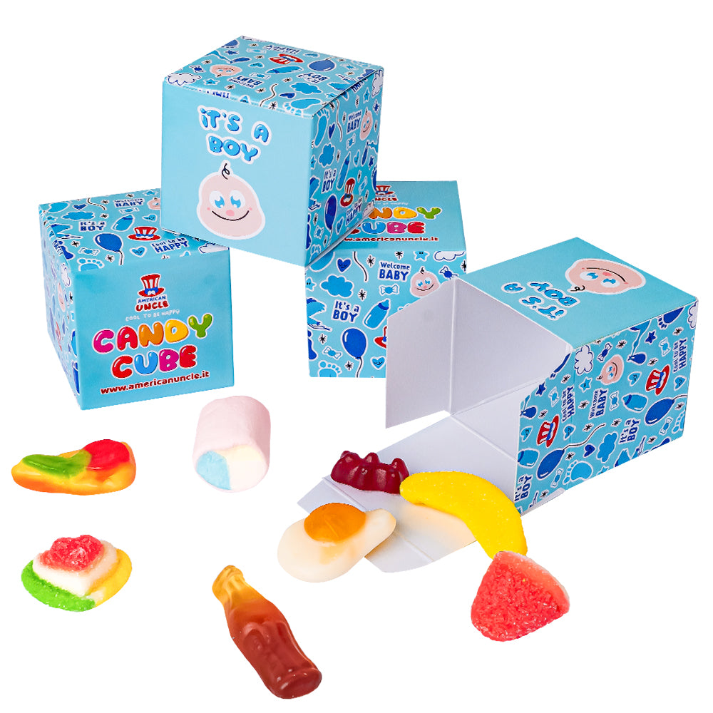Scatoline di caramelle gommose blu, con scritta su un lato "it's a boy" e faccia bebè, su un altro texture con logo, biberon e palloncini