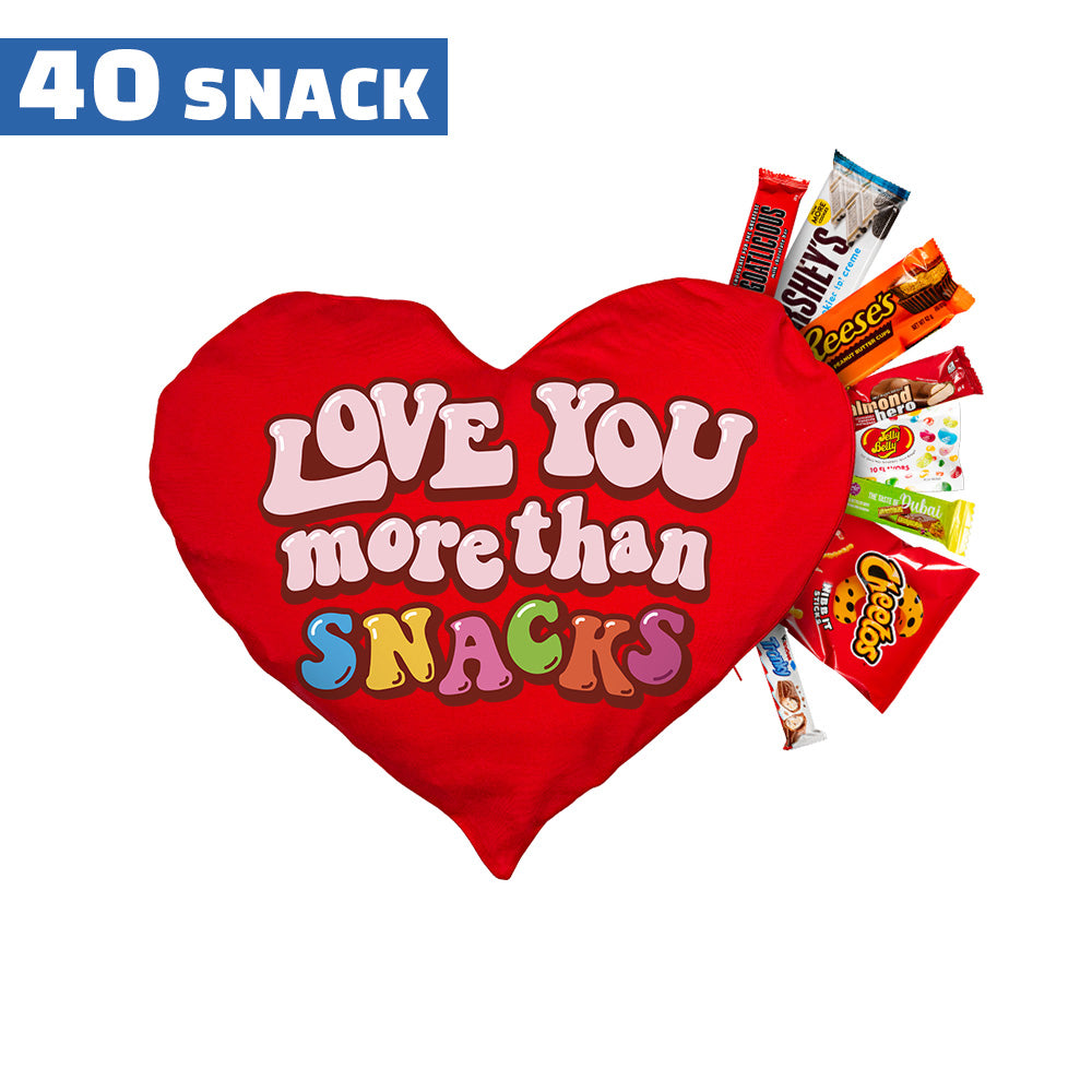 Cuscino a forma di cuore con scritta Love you more than snacks e pieno di 40 snack dolci e salati