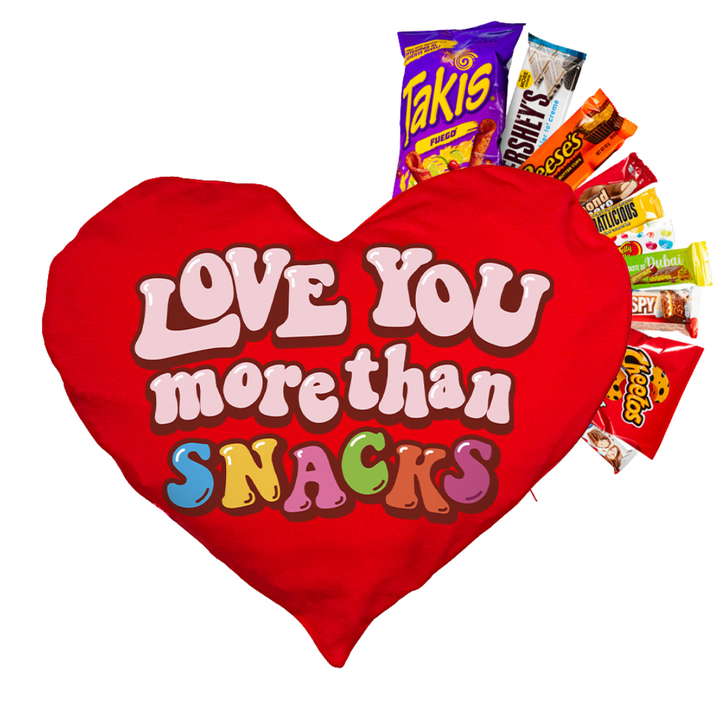 Cuscino a forma di cuore con scritta Love You more than snack e alcuni prodotti