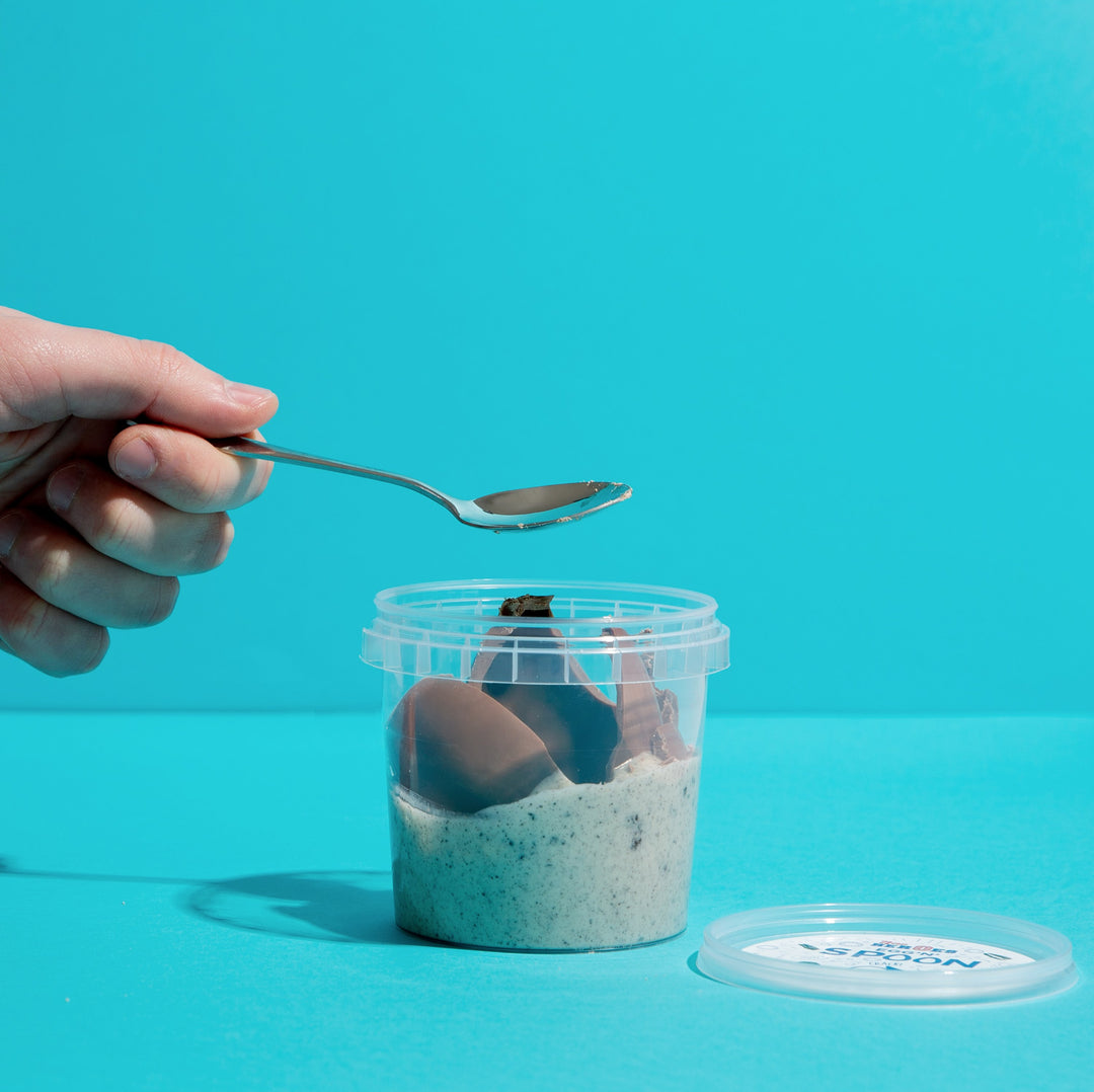 New Heroes Egg'n'Spoon Cookies'n'Cream, crema al cioccolato bianco e pezzi di biscotti con ovetto al cioccolato