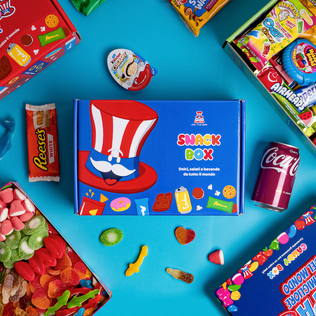 Vari regali per occasioni: snack box da 20 prodotti tra dolci, salati e bevande e scatola di caramelle gommos