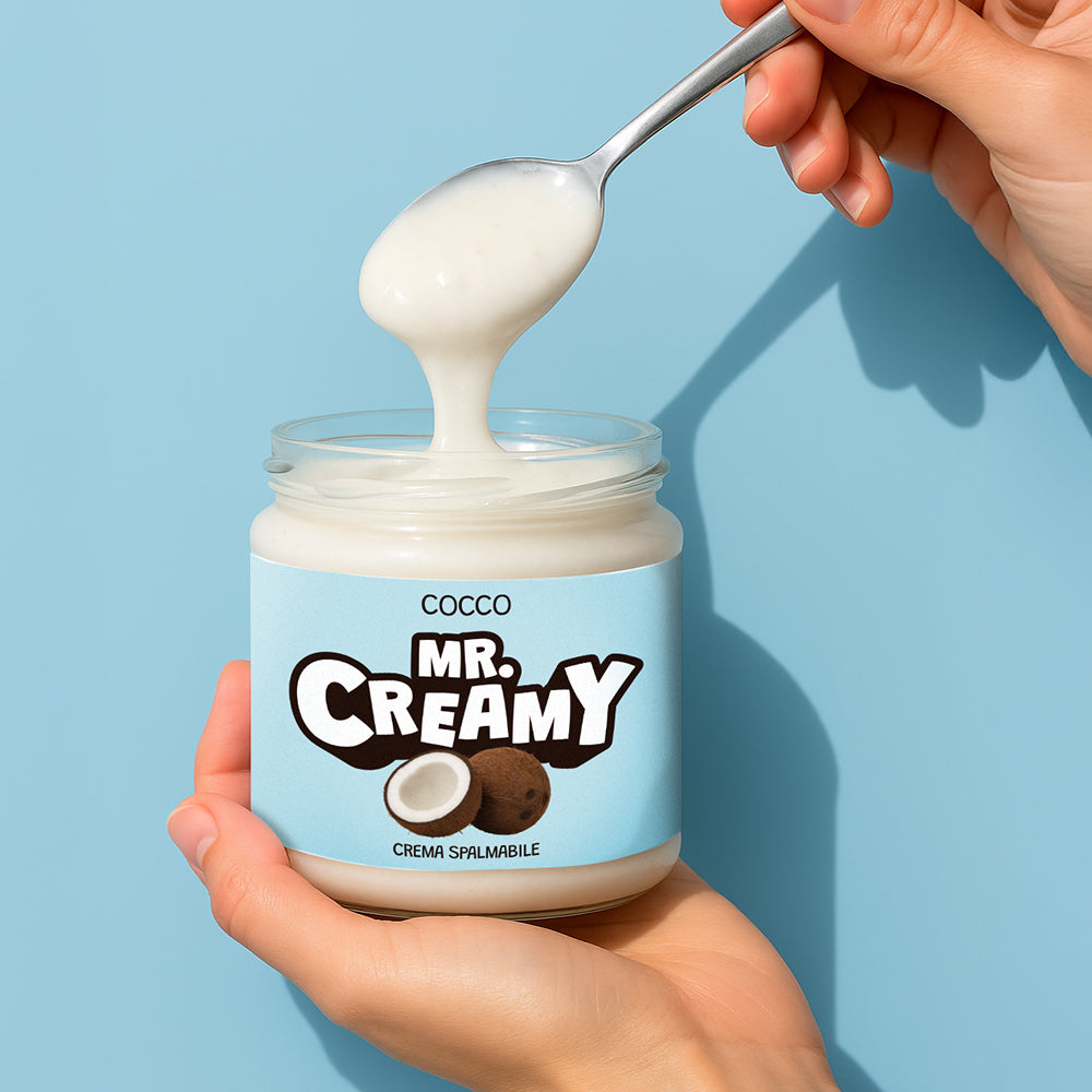 Confezione da 200g di crema spalmabile al cocco Mr creamy mentre viene prelevata con un cucchiaio 