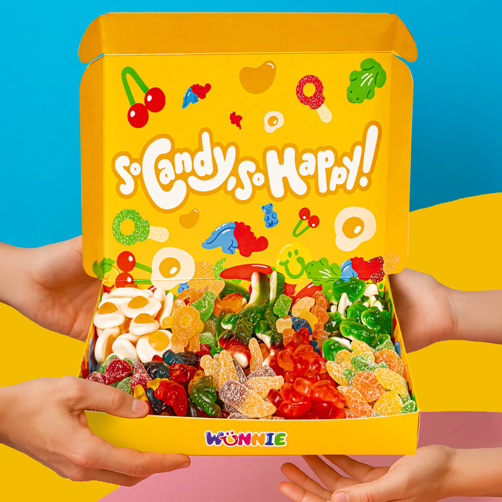 Wunnie Box aperta e frontale, di colore giallo con scritta "So candy, so happy" e piena di caramelle gommose