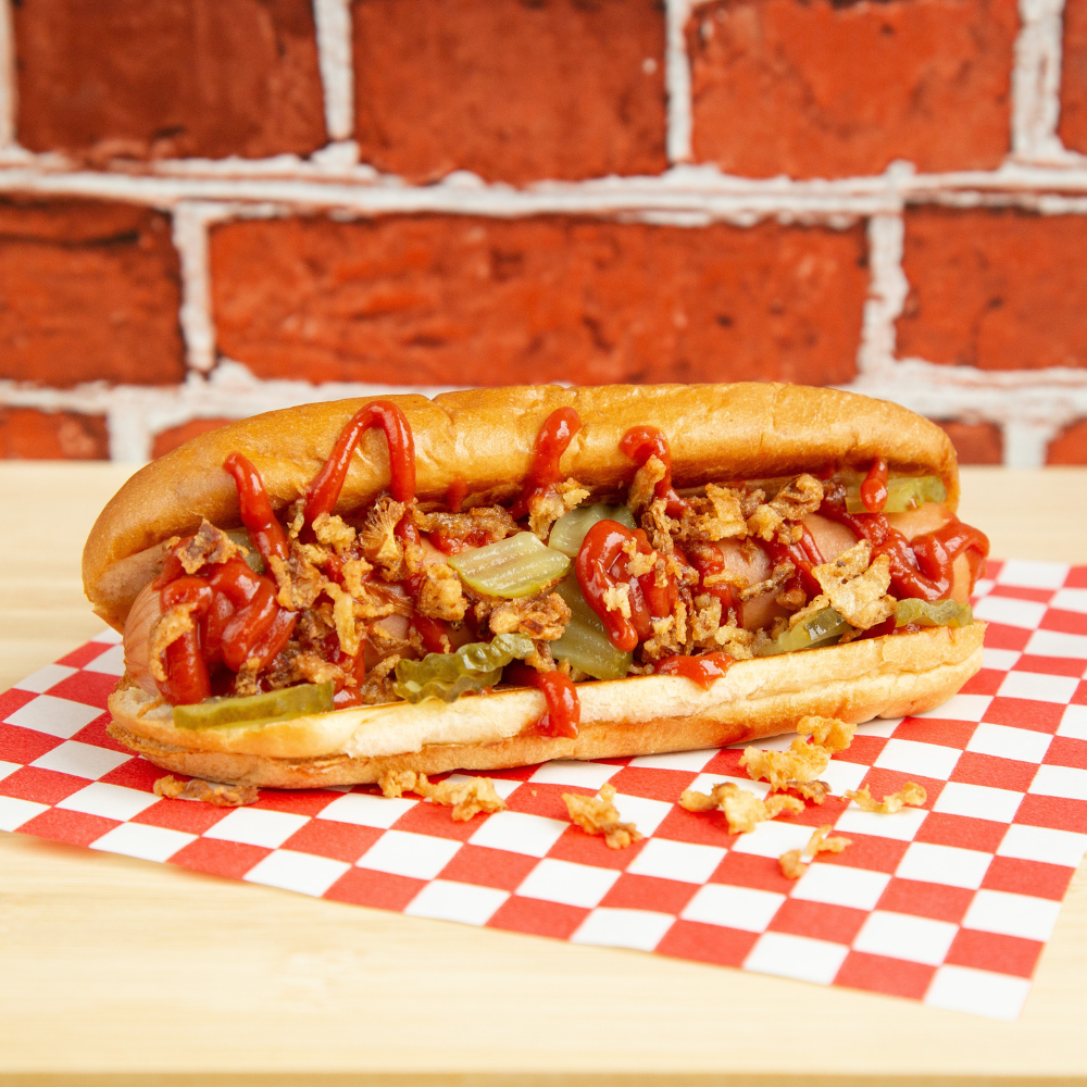 Foto di un hot dog ripieno di carne, salsa e condimenti