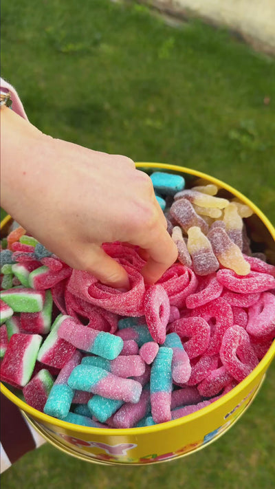 Strisce gommose alla fragola in bucket fizzy