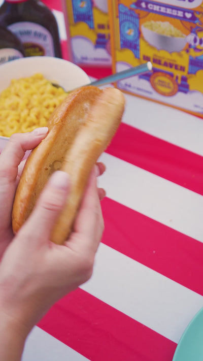 video di un hot dog che viene farcito