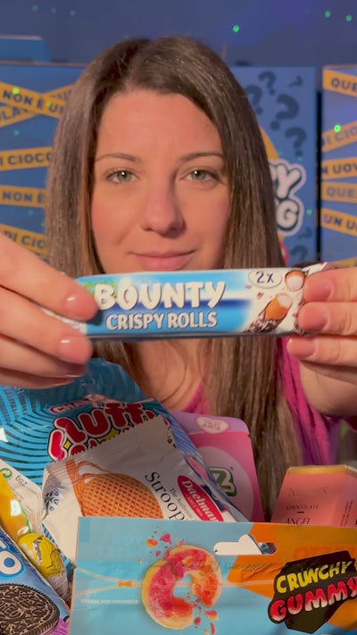 Martina mostra e assaggia alcuni prodotti Mystery Snack Egg XXL