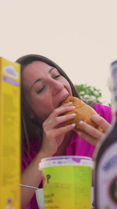 video di una ragazza che mangia un hot dog