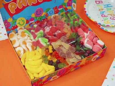 Wunnie Box Happy Birthday, die Candy Box zum Zusammenstellen mit den Lieblings-Gummisüßigkeiten des Geburtstagskindes