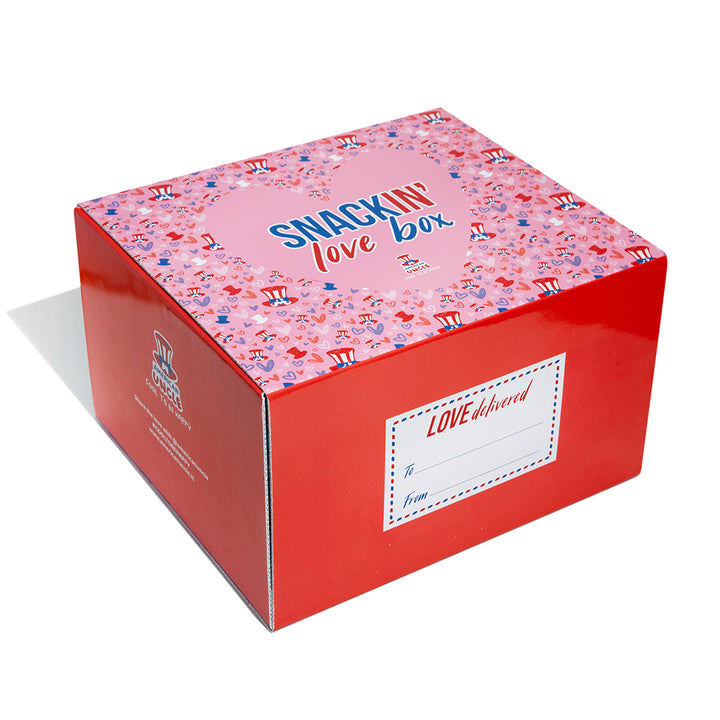 Snackin' Love Box, Schachtel mit 40 süßen, salzigen Produkten und Getränken 