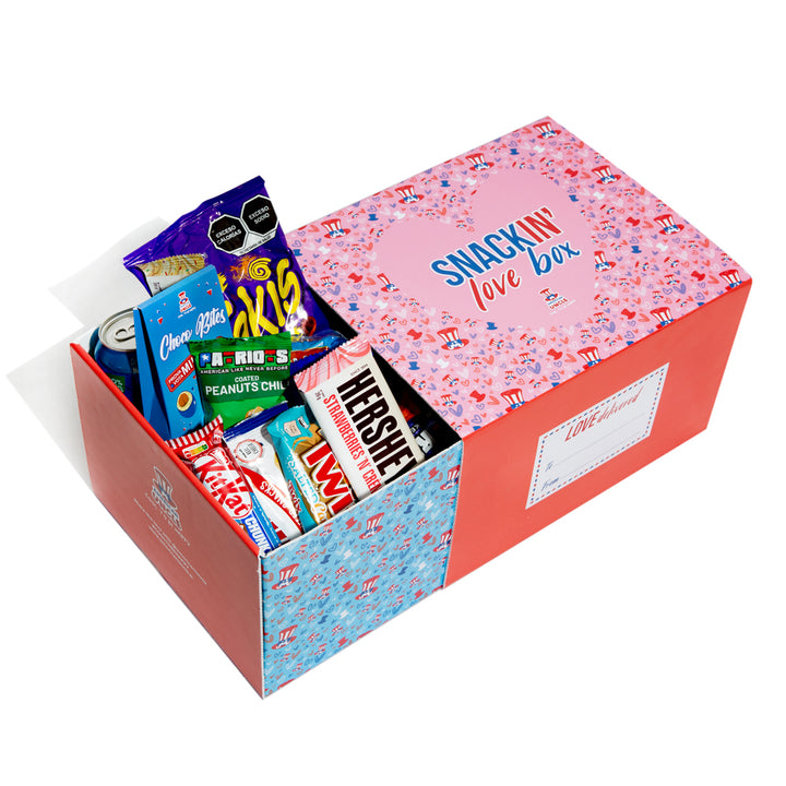 Snackin' Love Box, Schachtel mit 40 süßen, salzigen Produkten und Getränken 